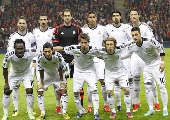 “詹姆斯超越科比成为历史得分王，球迷热议”.